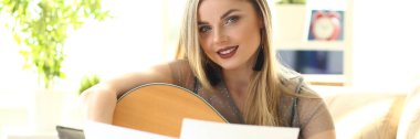 Evde Akustik Gitar Çalma Hobi Atölyesi