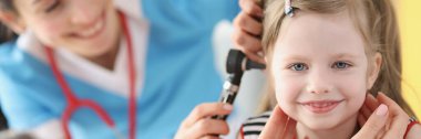 Otitis medyasına sahip çocuk hastanede pediatrik otolaroloğa gidiyor.