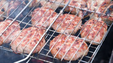 Et pirzolaları tel askılarda kızartılır.