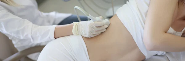 Urządzenie do prześwietlania ultrasonograficznego w ręku profesjonalnego lekarza badającego pacjenta — Zdjęcie stockowe