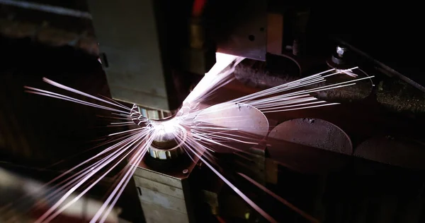 Fabrikada lazer makinası metali kesiyor. — Stok fotoğraf