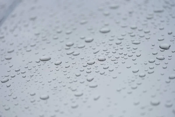 짙은 유리 차 뒷좌석에 물방울이 맺히는 모습 — 스톡 사진