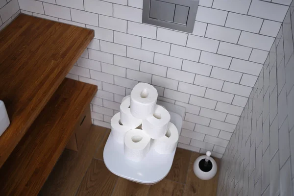 Sok tekercs fehér papír van a WC-n a mosdóban. — Stock Fotó
