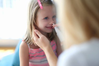 Damlayan damar büzgeci küçük kızın evine damlıyor.