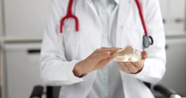 Doktor mamolog silikon göğüs implantı filmi tutuyor.