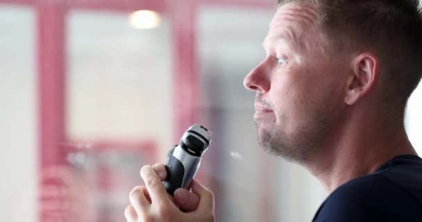 Jongeman zingen in scheermachine in badkamer 4k film — Stockvideo