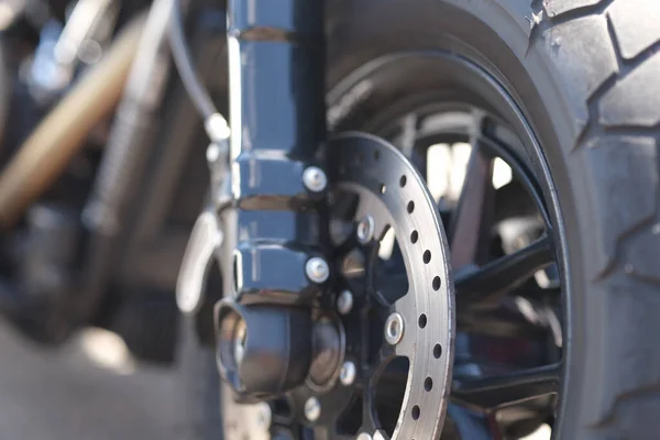 Sluiting van de metalen remschijf op het motorwiel — Stockfoto