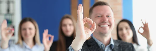 Grupp affärsmän som visar hand gest ok närbild — Stockfoto