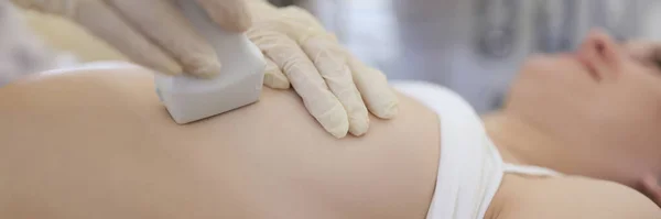 Lekarz robiący USG piersi młodej kobiecie w klinice zbliżenie — Zdjęcie stockowe