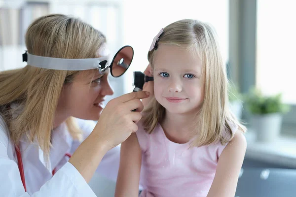 ENT médico mira a las niñas orejas con otoscopio primer plano — Foto de Stock