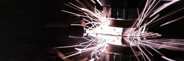 Parlak kıvılcımlarla metali kesen lazer makinesi