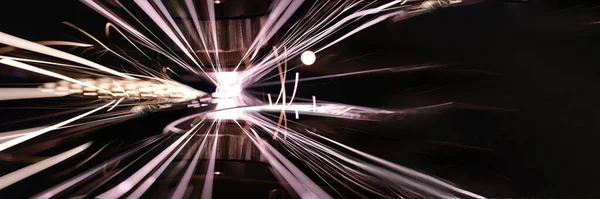 Primo piano di scintille lucenti da taglio laser di metallo — Foto Stock
