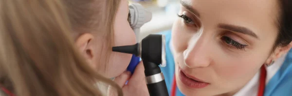 Otolaryngoloog onderzoekt oor van kleine meisje patiënt — Stockfoto