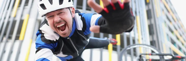 Radfahrer stürzt schreiend vom Fahrrad auf Asphalt — Stockfoto