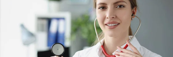 Portrét usměvavé doktorky držící stetoskop detailní záběr — Stock fotografie