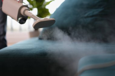 Kumaş mobilyaları temizlemek için buhar süpürgesi.