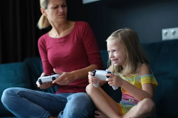 妈妈和女儿在游戏机特写上玩网络游戏 — 图库照片