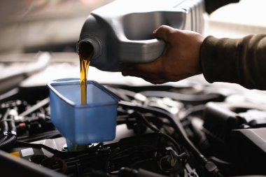 Ustabaşı motor yağını sulandırarak kapatabilir.