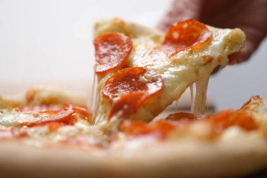 Bir dilim taze taze pizza kutudan çıkartılır.