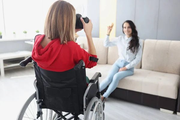 Femme handicapée en fauteuil roulant photographie modèle à la maison — Photo
