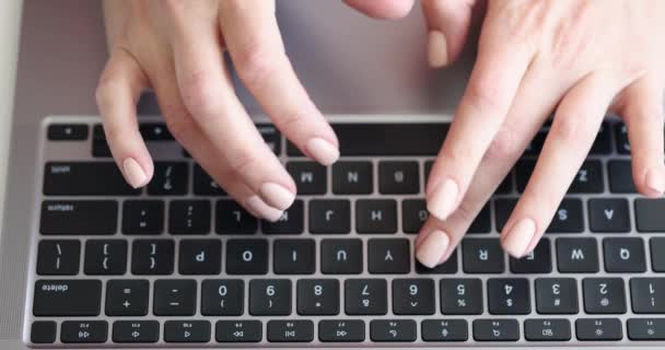 Жіночі руки, що друкуються на клавіатурі ноутбука 4k фільм — стокове відео