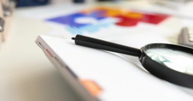 İş adamı 4K masasının üstüne renkli bulmacanın son parçasını koyuyor.