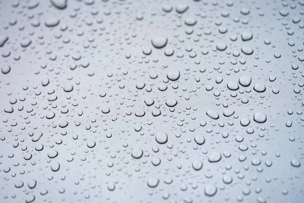 Gotas de chuva em vidro contra o céu cinza closeup — Fotografia de Stock