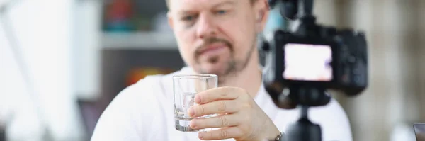 Videoblogger trinkt Alkohol allein vor der Kamera — Stockfoto