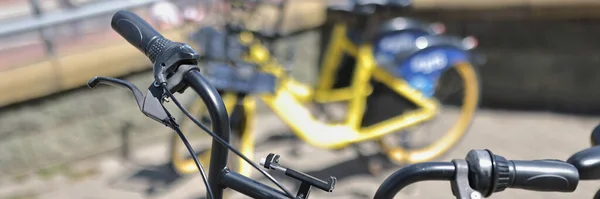 Aparcamiento para alquiler de bicicletas de la ciudad. Alquiler de bicicletas para turistas — Foto de Stock