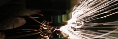 Lazer makinesi fabrikada metal levha kesiyor.