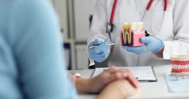 Οδοντίατρος γιατρός δείχνει οδοντιατρικό μοντέλο με τερηδόνα στον ασθενή 4k ταινία — Αρχείο Βίντεο