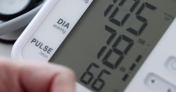 Automatisches Blutdruckmessgerät und Medikamente auf dem Tisch 4k Film — Stockvideo