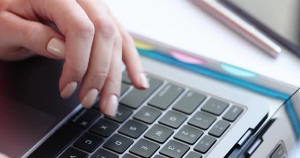 Las manos femeninas están escribiendo en el teclado en la película de computadora 4k — Vídeo de stock