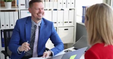 Mutlu genç iş adamları ofis 4K filminde sohbet ediyorlar.