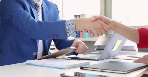 ビジネスマンとビジネスマンがオフィスで握手し、文書に署名｜4kムービー — ストック動画