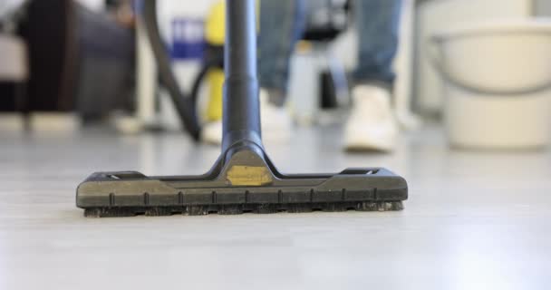 Empleado de la empresa de limpieza de aspiradoras de piso en la oficina 4k película — Vídeo de stock