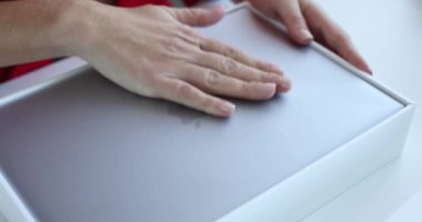 Minsk, Belarus, 15 Ekim 2021: Kadın 4K filminde Apple Macbook Air dizüstü bilgisayarını çıkardı