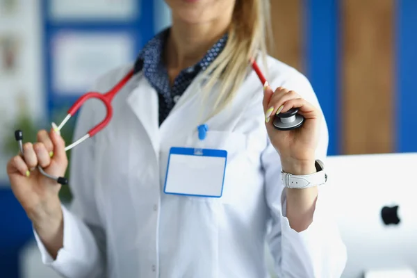 Jonge vrouw arts in uniform met een stethoscoop — Stockfoto