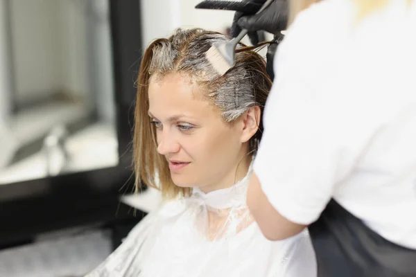 Mulher pinta o cabelo no salão — Fotografia de Stock