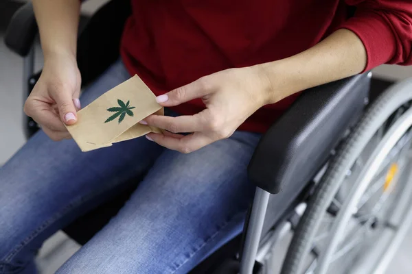 Жінка-інвалід має пакет з марихуаною — стокове фото