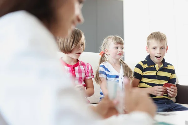 Grupo de niños jugando a las cartas con un adulto — Foto de Stock