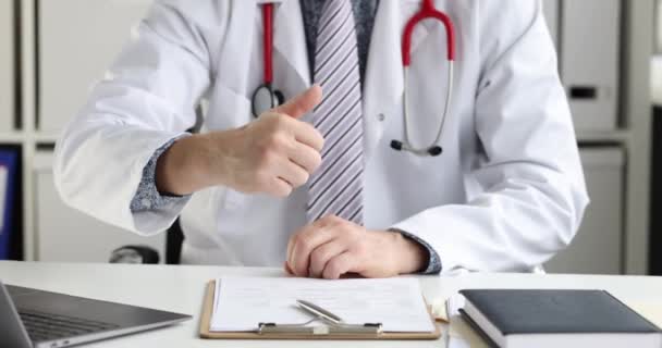 Lekarz pokazuje kciuk w biurze 4k film — Wideo stockowe