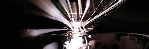 Scintille calde all'atto di macinazione materiale d'acciaio primo piano — Foto Stock