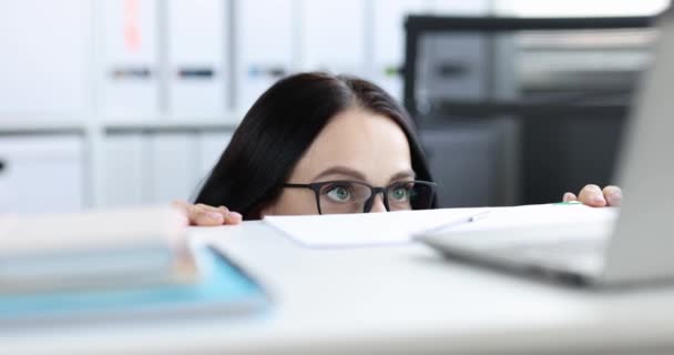 Překvapená žena s brýlemi zírá ohromeně na monitor notebooku 4k film — Stock video