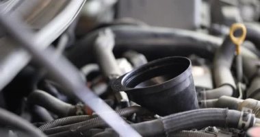 Plastik sulama tenekeli araba motoru 4K film için.