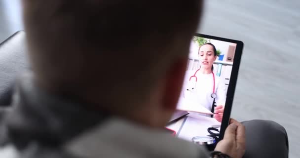 Άρρωστος ασθενής συμβουλεύεται σε απευθείας σύνδεση με το γιατρό μέσω video call 4k ταινία — Αρχείο Βίντεο