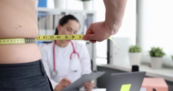 Dottore conduce esame medico di sovrappeso uomo sullo stomaco 4k film — Video Stock