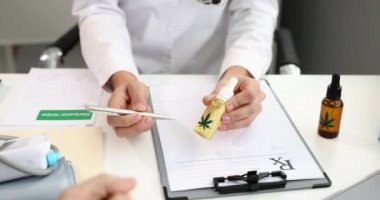 Doktor, 4K filmdeki hastaya tüp içinde marihuana yağı veriyor.