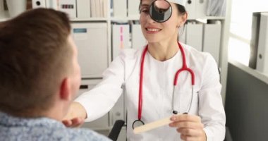 Otorhinolaryngologist hastanın boğazına 4K filmi uyguluyor.