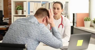 Kadın doktor, hastayı ciddi hastalıklar hakkında bilgilendirdi. 4K film.